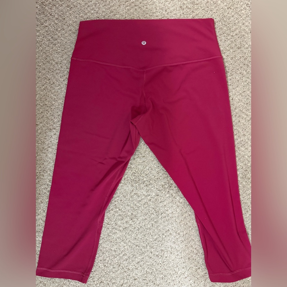 Lululemon Woman’s 21” cropped leggings